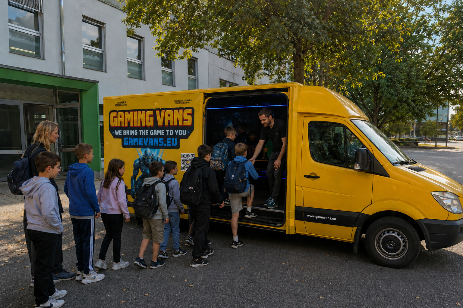 Skupina učencev vstopa v Gaming Van pred šolo